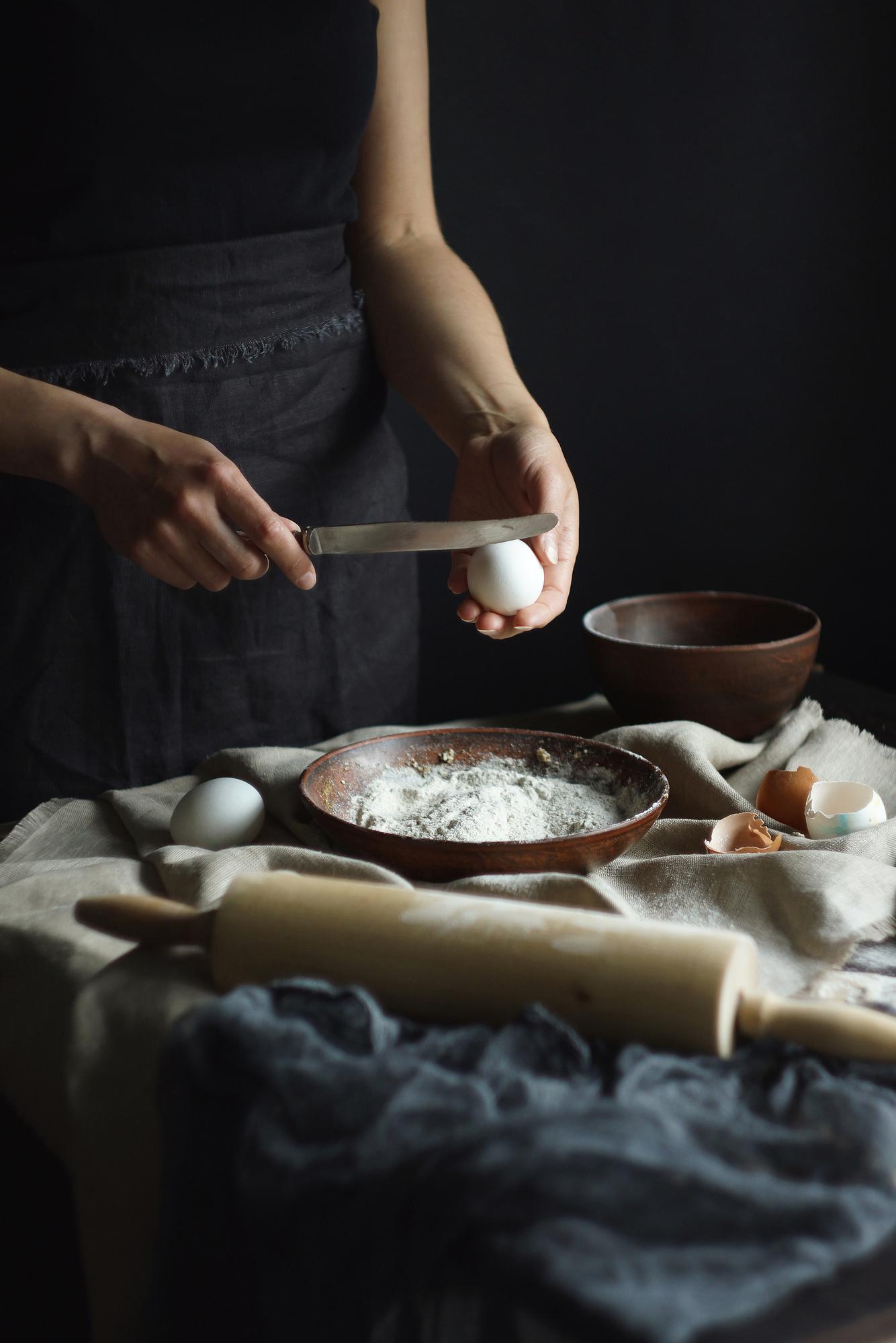 szef kuchni przygotowujący produkt rzemieślniczy